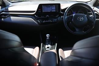 2017 Toyota C-HR - Thumbnail