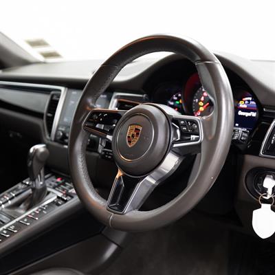 2016 Porsche Macan - Thumbnail