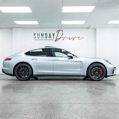 2017 Porsche Panamera - Thumbnail